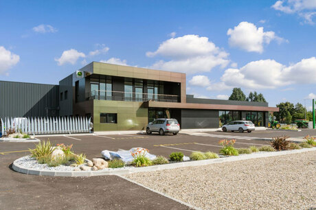 Batiment vente de matériel agricole en Aquitaine - Charpente métallique